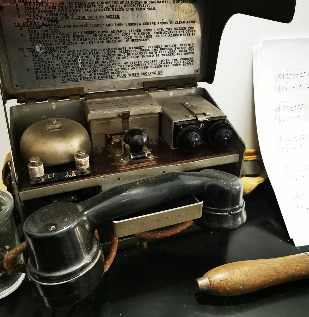 *Moi en train d'épousseter*

Ma fille: C'est quoi ça?

Moi: c'est une vieille radio qui a servie durant la 2e Guerre Mondiale.

Ma fille: Woah! Tu étais dans la 2e guerre mondiale?! 😮

Moi: ...

Je m'en vais me recoucher. 🤦