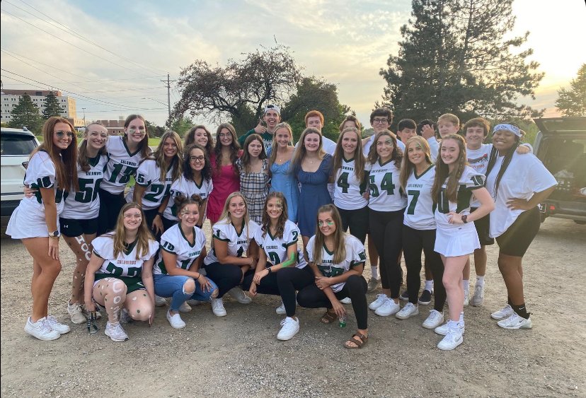 Find this photo of our seniors on the homecoming page of the yearbook 🖤 Make sure to order soon!
jostens.com/apps/store/pro…