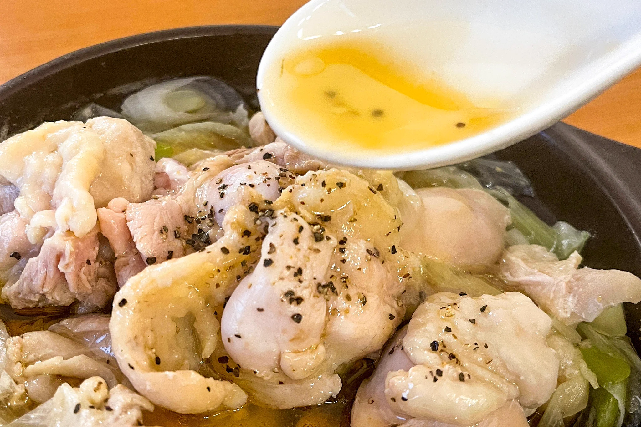 鶏肉×ネギの組み合わせがとっても美味しそう！今の季節にもぴったりそうな鍋レシピ！