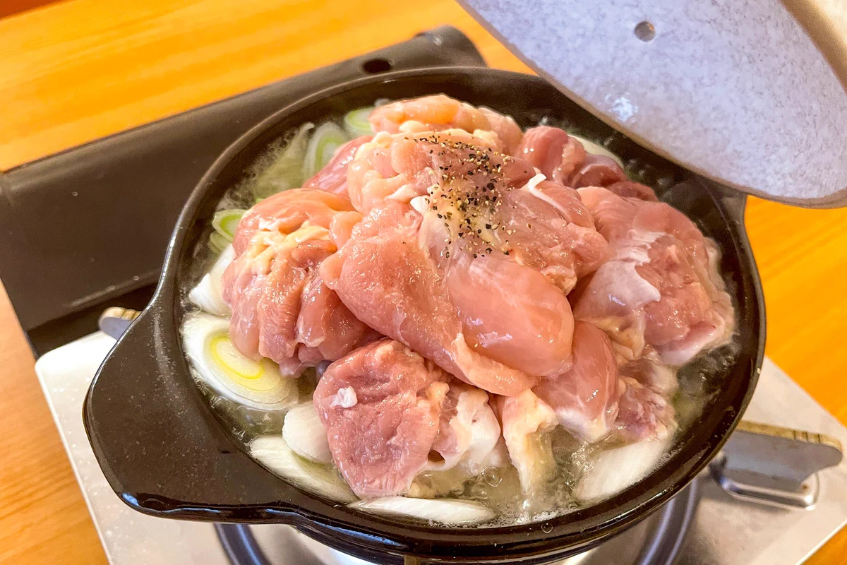 鶏肉×ネギの組み合わせがとっても美味しそう！今の季節にもぴったりそうな鍋レシピ！