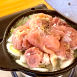 鶏肉×ネギの組み合わせがとっても美味しそう!今の季節にもぴったりそうな鍋レシピ!