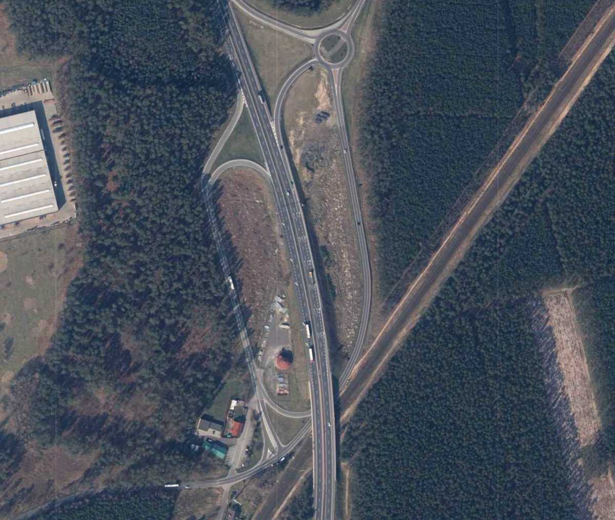 GDDKiA_Szczecin's tweet photo. Ogłosiliśmy przetarg na opracowanie dokumentacji dla rozbudowy węzła drogowego #Goleniów Południe na drodze #S3. Planowane jest zastąpienie starych wiaduktów z lat 70 XX wieku nowymi obiektami i korekta geometrii łącznic. Dokumentacja ma być wykonana w ciągu 27 miesięcy. https://t.co/5XmNYDtsoG