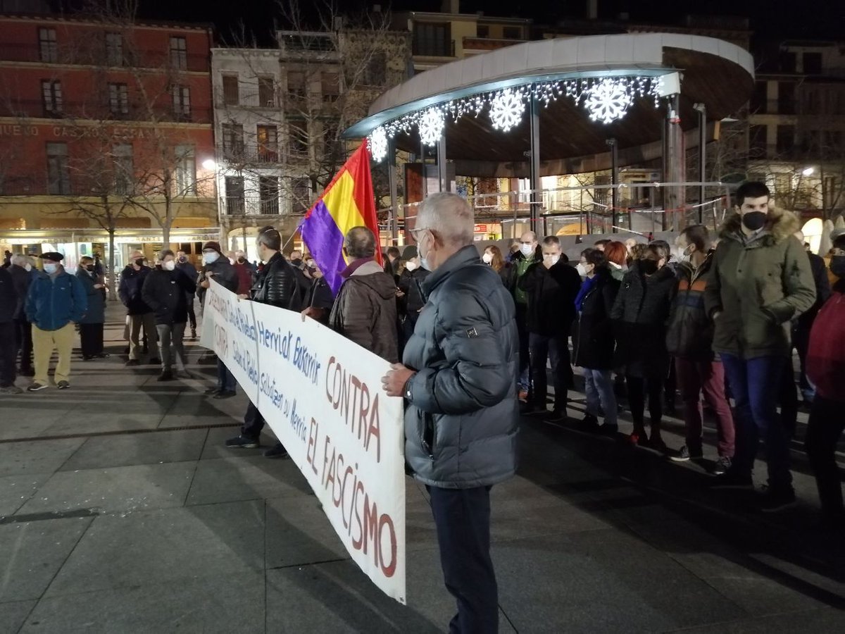 GazteKomunistak's tweet photo. Elkarretaratze antifaxista Lizarran @IzdaNavarra-eko kideen egoitzan emandako erasoarengatik

Concentración antifascista en Estella por el ataque a la sede de las compañeras de @IzdaNavarra

¡NO PASARÁN!
EZ DIRA PASAKO!

✊✊✊✊✊ https://t.co/O0ft4jQdVe