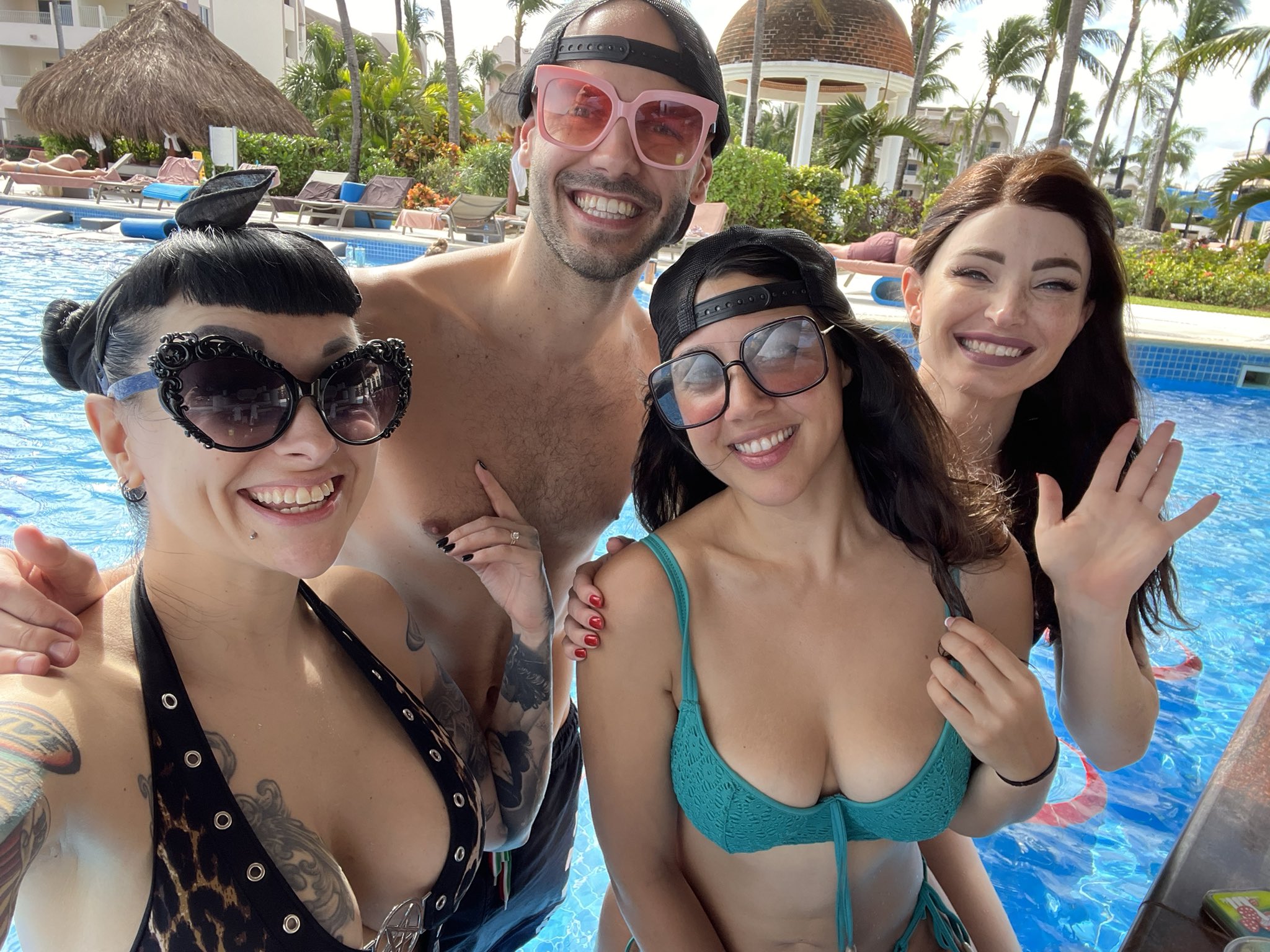 3 pic. Thanks Mexico! It was a blast. 💋 https://t.co/gBEFiA5y5I