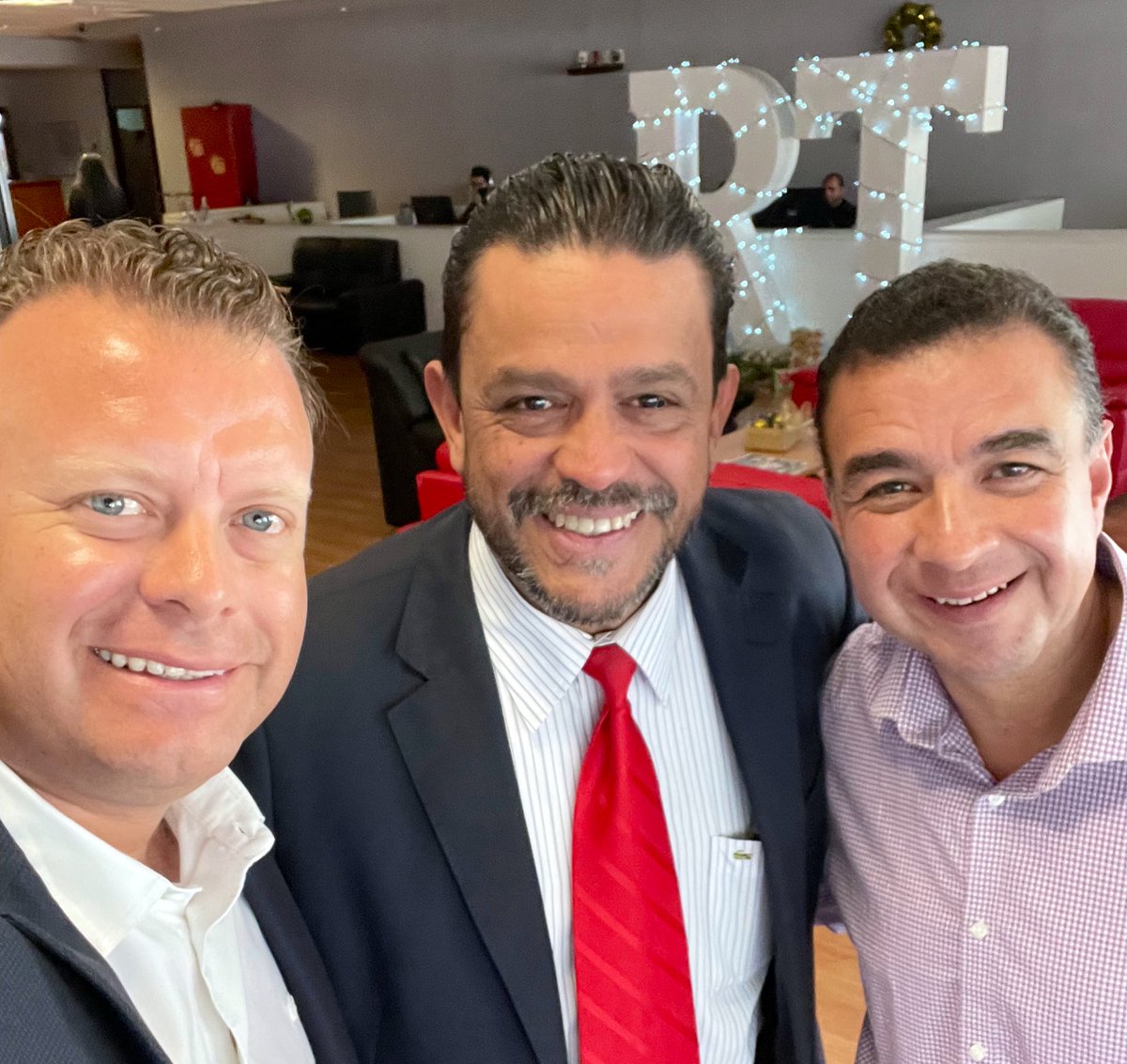 jcarlosvegas's tweet image. Gracias @RAFAELCORTES1 por la oportunidad de participar en la mesa de análisis @GRUPORADIOTELE 

Arrancando el año intercambiando puntos de vista desde una ciudadanía activa, informada y participativa.