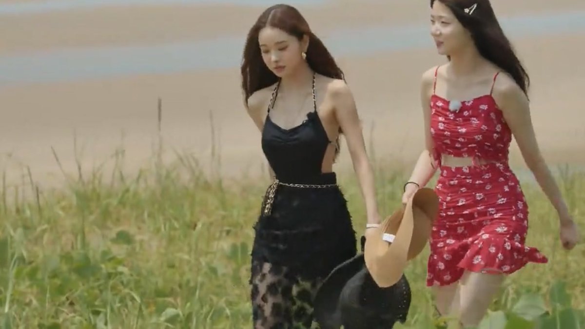 พสจีอาก็คือแต่งตัวเก่งจริง ชั้นคิดว่าชุดเปิดหลังในep2คือเดรสมาตลอดแต่มันคือชุดว่ายน้ำอะ นางใส่ได้สวยปังมาก✨