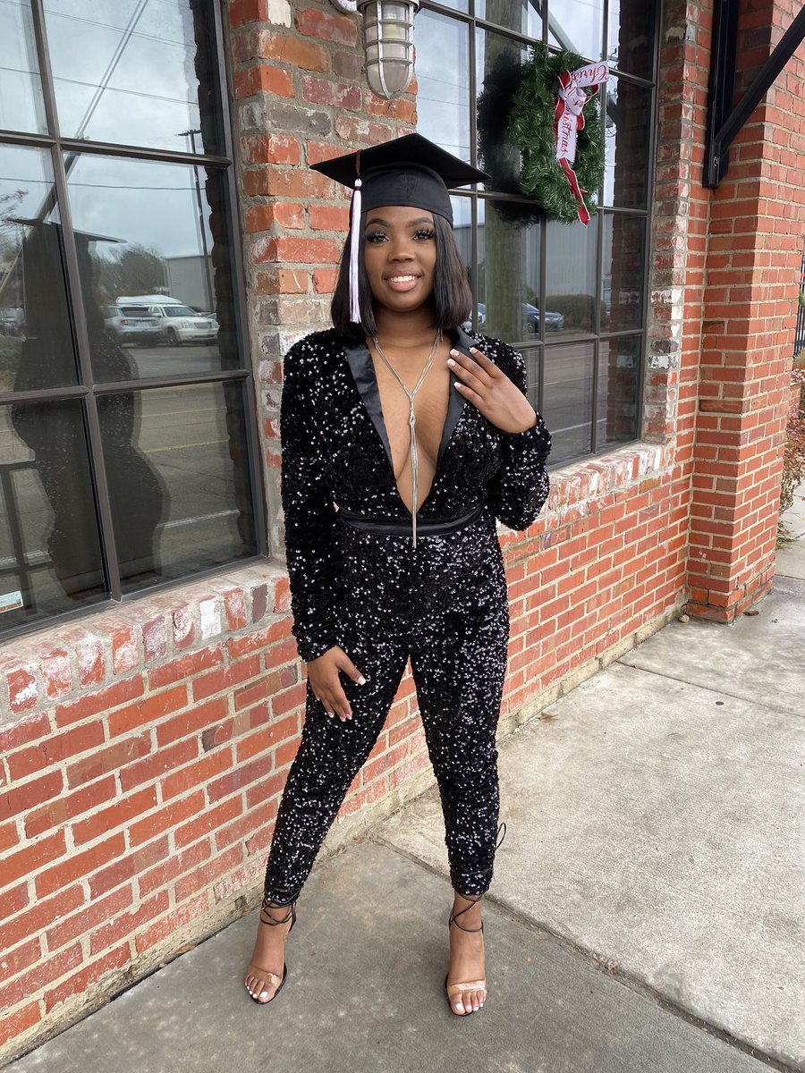 DeeSimonee_'s tweet photo. If you count me out , you most definitely can’t count 👩🏽‍🎓🔥 #2DegreesHotter #masteREDit https://t.co/Qh2SYGfU1r