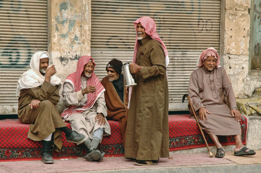 تُـعِـيِّــرُنَـا أَنَّـا قَـلِـيـلٌ عَـدِيدُنَـا
فَـقُـلْـتُ لَـهَـا إِنَّ الـكِـرَامَ قَلِيلُ

وَما قَلَّ مَنْ كانَتْ بَقَايَاهُ مِثْلَنَا
شَـبَـابٌ تَسَامَى لِلعُلَى وَكُهُولُ

- السموأل