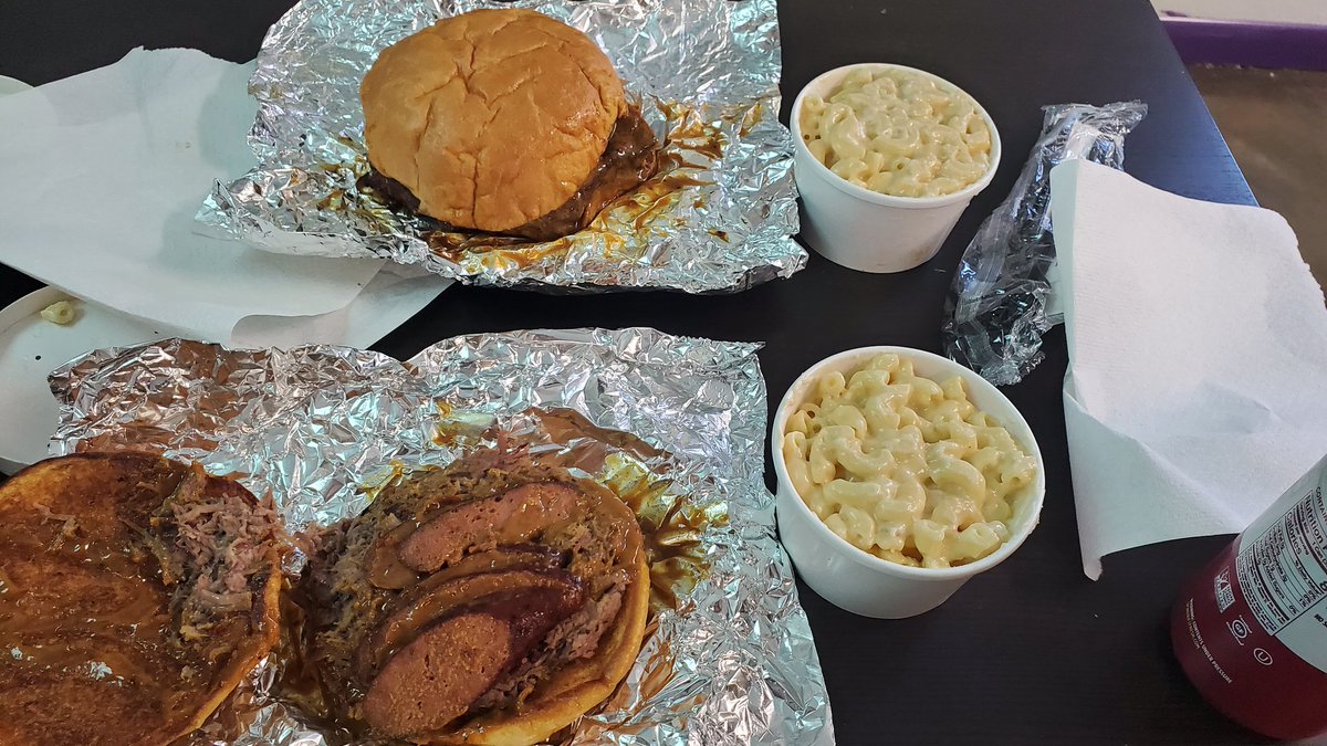 strangebedfella's tweet photo. Time to take a break for lunch! BBQ? Oh yes, BBQ!
#SBShopDay https://t.co/G7zRtaB6Sb