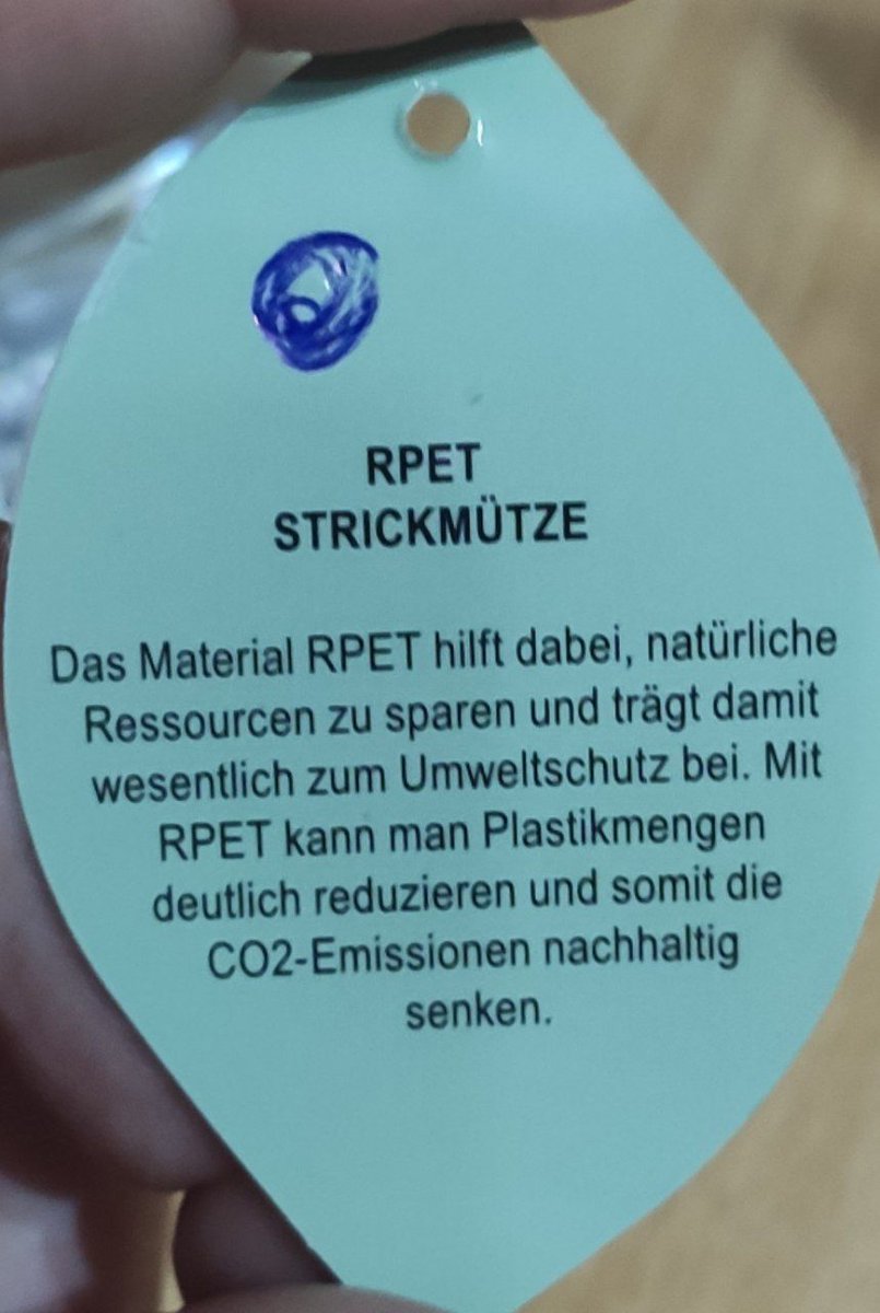 thethursty's tweet photo. Ist ja cool und so, dass für diese STRICKMÜTZE recyceltes Plastik genutzt wurde. Damit wird natürlich kein neues Plastik produziert, sehr umweltfreundlich. 

Aber wisst ihr was noch besser als RPET ist, die Mütze ist ja immer noch Plastik? 
Wolle. Schon mal von gehört? WOLLE. https://t.co/x5h2UUvfd7