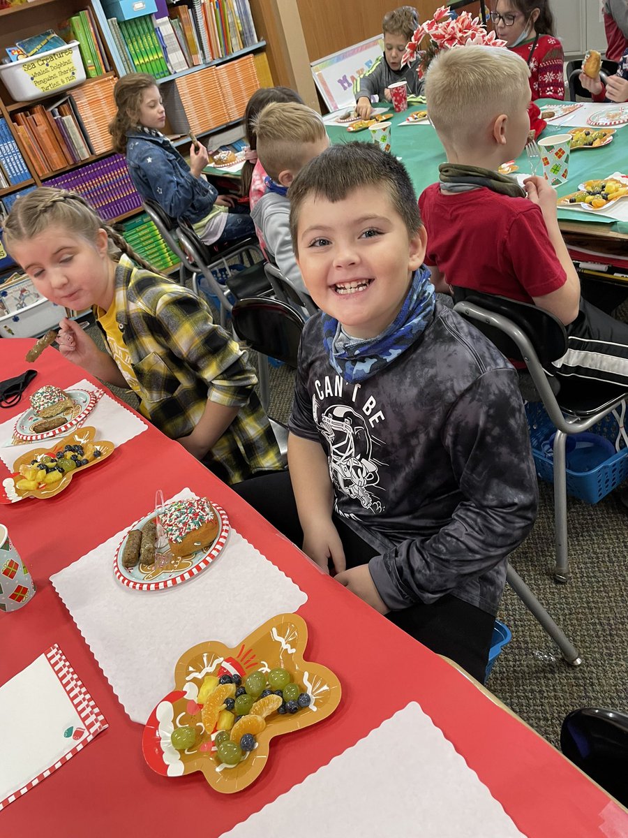 Simpson2ndgrade's tweet photo. Christmas Party! 🎉 https://t.co/bgB0EpoC6O