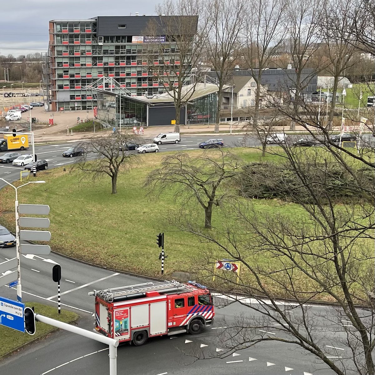 Weer retour naar de kazerne. Klaar voor de volgende melding. #brandweer #firefighter #sapeur #wijzijnnhnieuws  #sapeurpompiers #brandweerwagen #politie #ambulance #brandveiligleven <a href="/gemzaanstad/">Gemeente Zaanstad</a> @veiligheidsregiozw