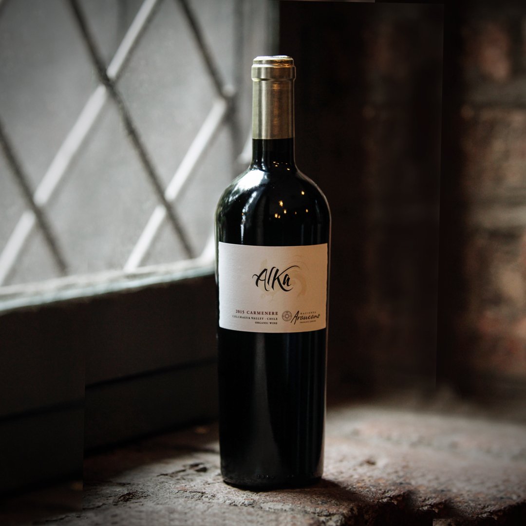 ALKA (nombre de la mascota francesa, "el gallo", en lengua araucana) es el fruto de la búsqueda de la excelencia de la Carmenère. Con este vino, Jacques y François intentaron demostrar que la Carmenère en sí, sin ningún ensamblaje, podía producir un gran vino complejo. #Alka