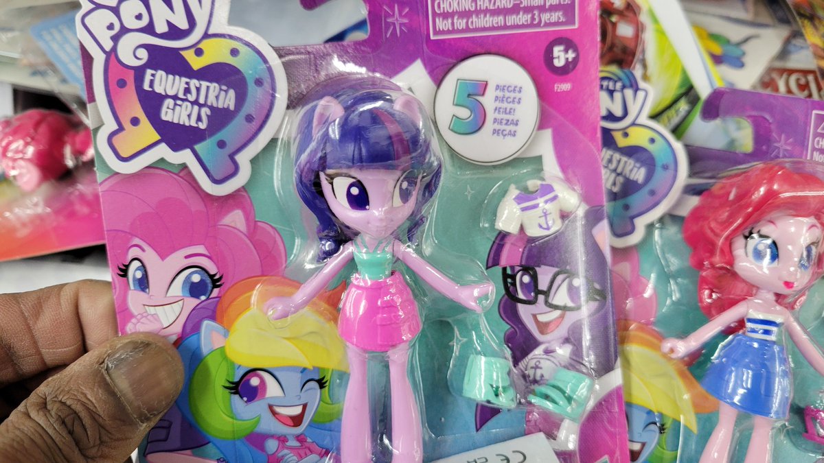 Two_Cams25's tweet photo. You shop at @DollarGeneral, @mlp_merch? Check out what FINALLY made their way stateside to their stores from @Hasbro. The rebooted #EquestriaGirls #FashionSquad 5 points of articulation figures repping #MLPPonyLife (Gen 4.5) are here!!
#MyLittlePony #FriendshipIsMagic https://t.co/5260eMDhmN