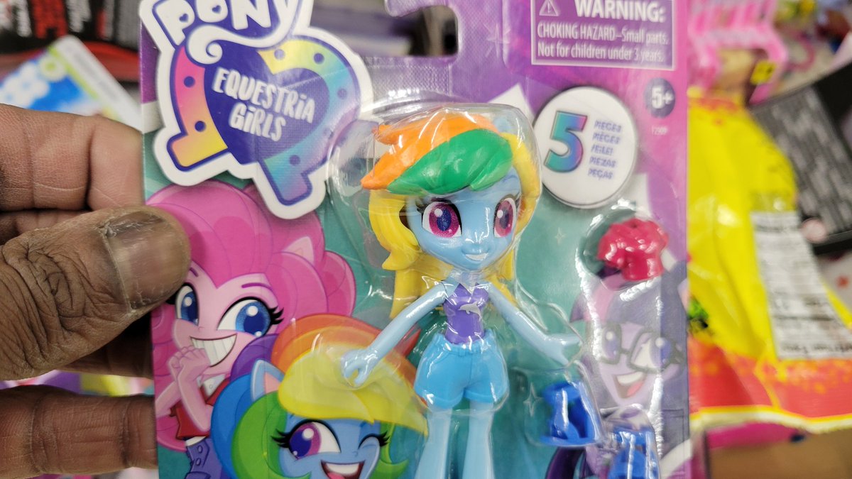 Two_Cams25's tweet photo. You shop at @DollarGeneral, @mlp_merch? Check out what FINALLY made their way stateside to their stores from @Hasbro. The rebooted #EquestriaGirls #FashionSquad 5 points of articulation figures repping #MLPPonyLife (Gen 4.5) are here!!
#MyLittlePony #FriendshipIsMagic https://t.co/5260eMDhmN
