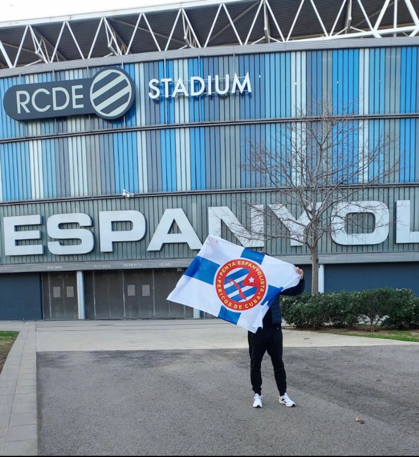 pericoscuba's tweet photo. Y tenemos banderas. Esta preciosa insignia ya conoce el templo. ¡Los pericos de Cuba presentes en Cornellà! 😍😍😍
@fcp_espanyol @RCDEspanyol https://t.co/QQU3VMctvo