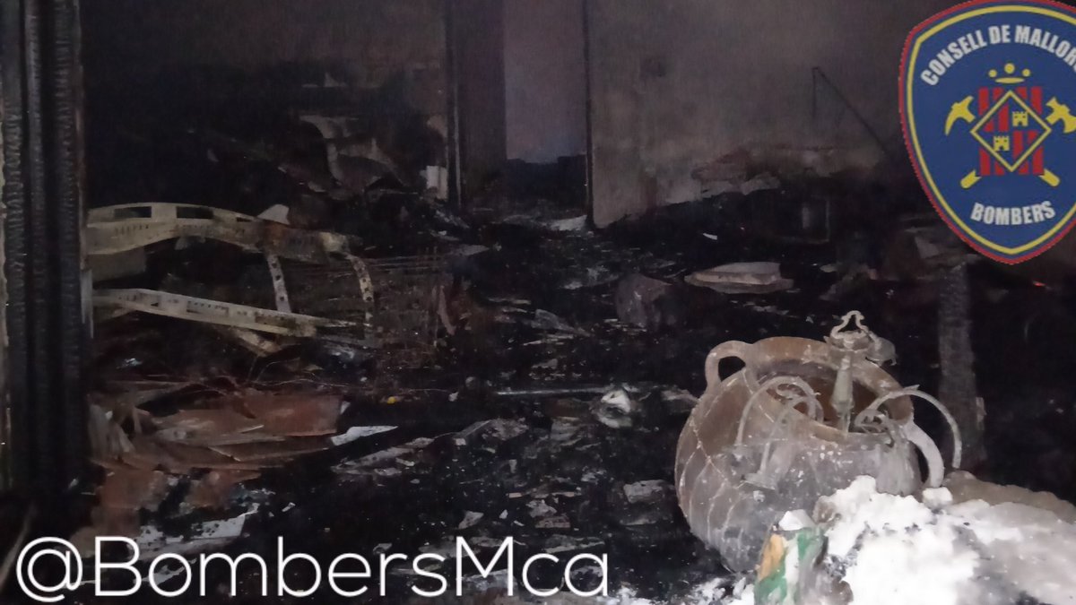 BombersdeMca's tweet image. Extingit incendi a un edifici en reforma de dues plantes a @ajsapobla. Planta baixa completament recorreguda pel foc.
Han actuat personal de 3 parcs i el Sergent de la zona.
Atesa una persona per @SAMU061IB.
#ParcAlcúdia
#ParcInca
#ParcManacor