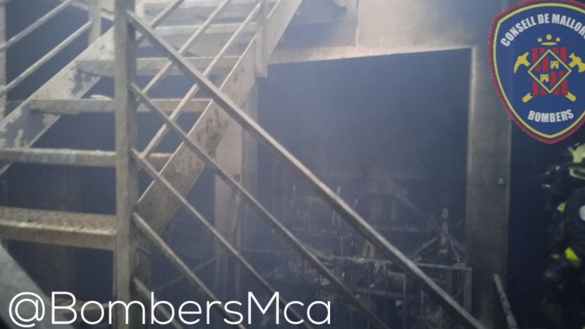 BombersdeMca's tweet image. Extingit incendi a un edifici en reforma de dues plantes a @ajsapobla. Planta baixa completament recorreguda pel foc.
Han actuat personal de 3 parcs i el Sergent de la zona.
Atesa una persona per @SAMU061IB.
#ParcAlcúdia
#ParcInca
#ParcManacor