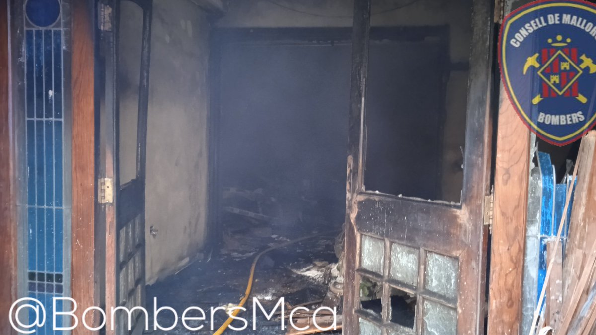 BombersdeMca's tweet image. Extingit incendi a un edifici en reforma de dues plantes a @ajsapobla. Planta baixa completament recorreguda pel foc.
Han actuat personal de 3 parcs i el Sergent de la zona.
Atesa una persona per @SAMU061IB.
#ParcAlcúdia
#ParcInca
#ParcManacor