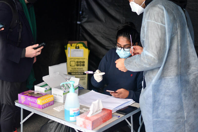 libe's tweet image. 🔴 EN DIRECT - #Covid19 : 271 686 contaminations en 24 heures en France, un nouveau record &amp;gt; bit.ly/3sYqV4A