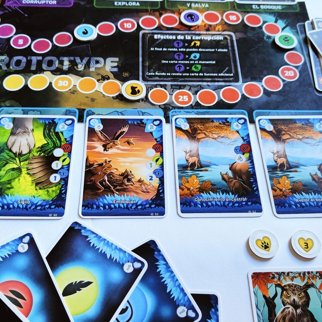 ♟️Las fichas: Fuimos a buscar fichitas de colores para parchís en el bazarcercano, imprimimos los iconos delos pamracdores  en papel adhesivo y recortacorta y pega con paciencia y musiquita de fondo.