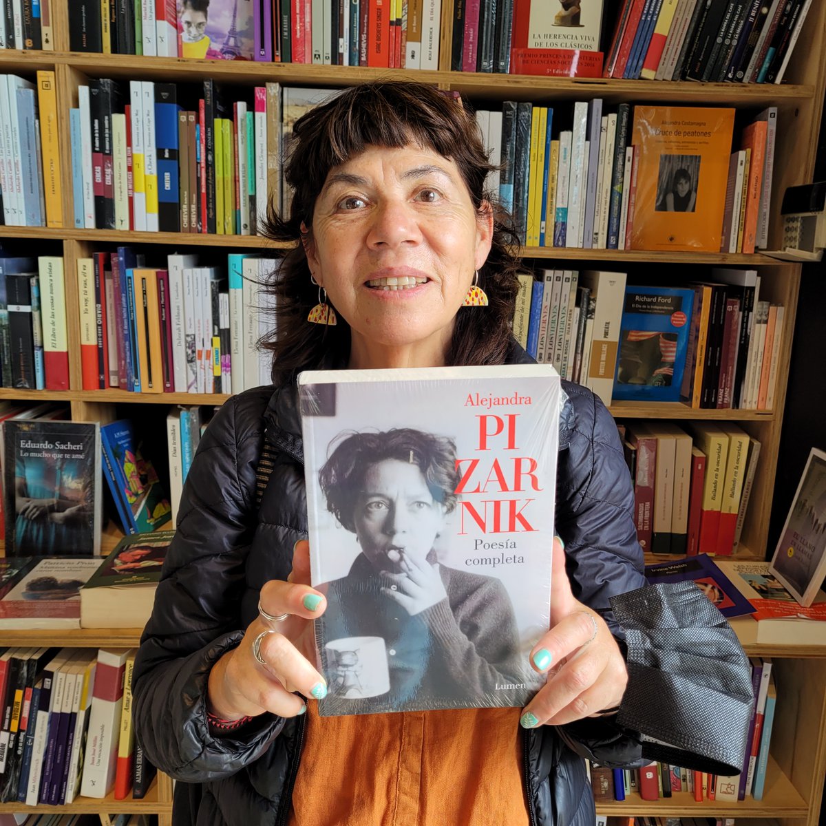 Muchas gracias a nuestra amiga, fanática de Alejandra Pizarnik, por darnos un momento y enseñarnos "Poesía completa" editado por Lumen. Esta edición incluye los libros de poemas editados en vida de la autora y los poemas inéditos compilados a partir de manuscritos.