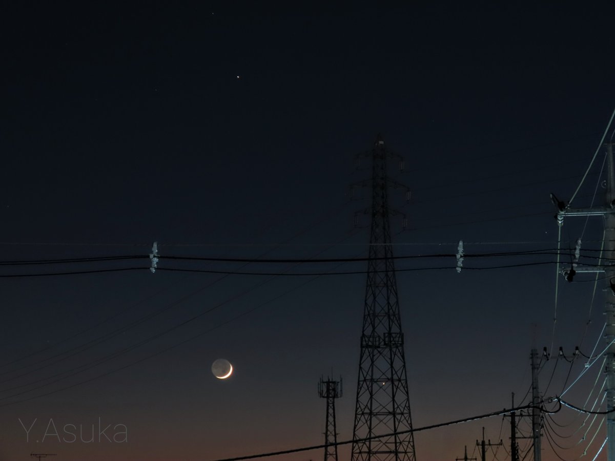yumeasutw's tweet photo. 夜の帳が下りる頃🌃
南西の夕空が賑やかです💫
🌟木星
🪐土星
🌙月 🌟水星
#月 #moon #地球照
#惑星
#ガリレオ衛星
#夜空 #宙の名前
#雲の教室
#トワイライト #薄明
#夕空 #夕焼け #鉄塔 #電柱 #電線
#a2022 #a0104 #a202201 #a2022012 https://t.co/ncopExASqg