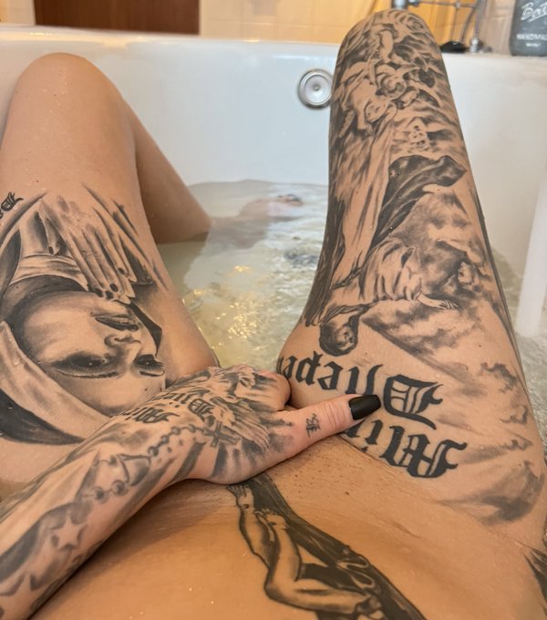 Fresh machen f&uuml;r den Abend. Heute habe ich noch einen privaten WhatsApp Call, meine Mpttoshow und ein<a href="/tag/tattoo"class="tags"><span>#tattoo</span></a><a href="/tag/potd"class="tags"><span>#potd</span></a><a href="/tag/inkedgirls"class="tags"><span>#inkedgirls</span></a><a href="/tag/inkedgirl"class="tags"><span>#inkedgirl</span></a><a href="/tag/highheels"class="tags"><span>#highheels</span></a>