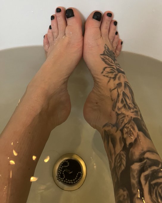 Fresh machen f&uuml;r den Abend. Heute habe ich noch einen privaten WhatsApp Call, meine Mpttoshow und ein<a href="/tag/tattoo"class="tags"><span>#tattoo</span></a><a href="/tag/potd"class="tags"><span>#potd</span></a><a href="/tag/inkedgirls"class="tags"><span>#inkedgirls</span></a><a href="/tag/inkedgirl"class="tags"><span>#inkedgirl</span></a><a href="/tag/highheels"class="tags"><span>#highheels</span></a>