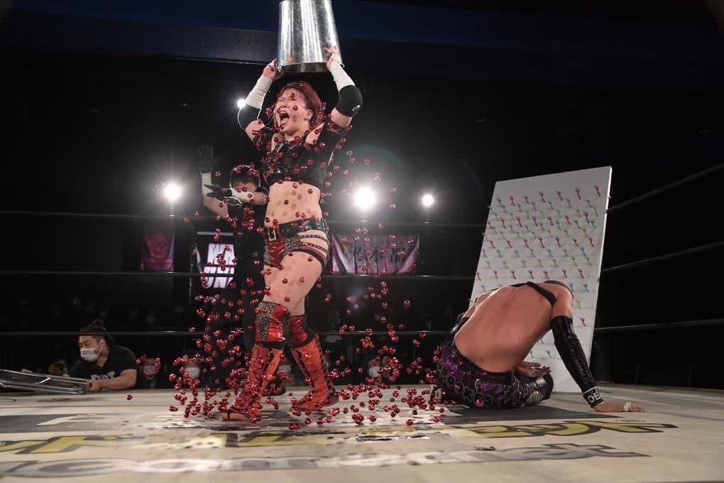 suzuki_1231su's tweet photo. 崖のふち女子プロレスありがとうございました！
フリー第1戦目！
クリス･ブルックスはデカで強烈！
あれだけダメと言われた画鋲を持ってきたのはアイツだからな！
私は悪くないぞ！
だがしかし初画鋲で身体が刺激されました。
むしろ元気になった。 
爆進します。
 #gkpw2022
#プロミネンス https://t.co/0A3EN3lIQM