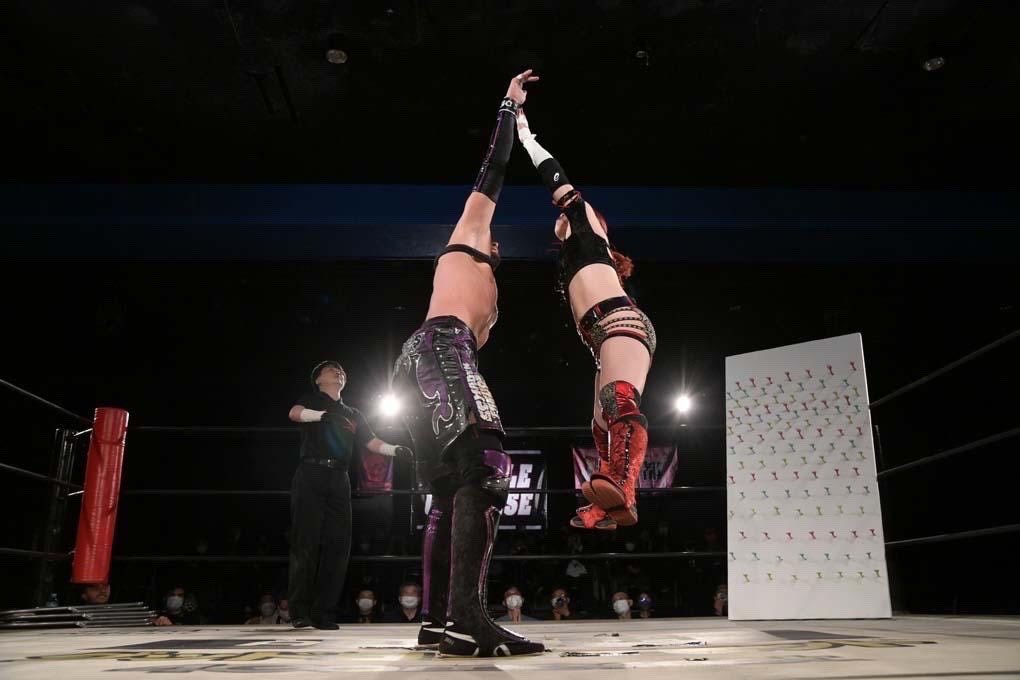 suzuki_1231su's tweet photo. 崖のふち女子プロレスありがとうございました！
フリー第1戦目！
クリス･ブルックスはデカで強烈！
あれだけダメと言われた画鋲を持ってきたのはアイツだからな！
私は悪くないぞ！
だがしかし初画鋲で身体が刺激されました。
むしろ元気になった。 
爆進します。
 #gkpw2022
#プロミネンス https://t.co/0A3EN3lIQM