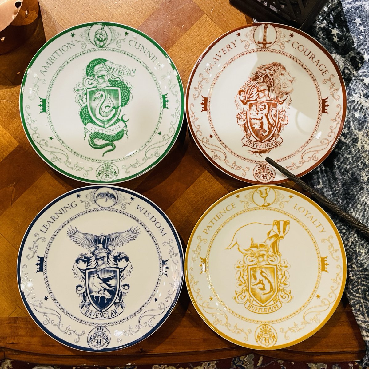 NOUVEAU !! Les assiettes des 4 maisons de Poudlard.
🛍️Dispo en magasin et sur verybadgeek.fr