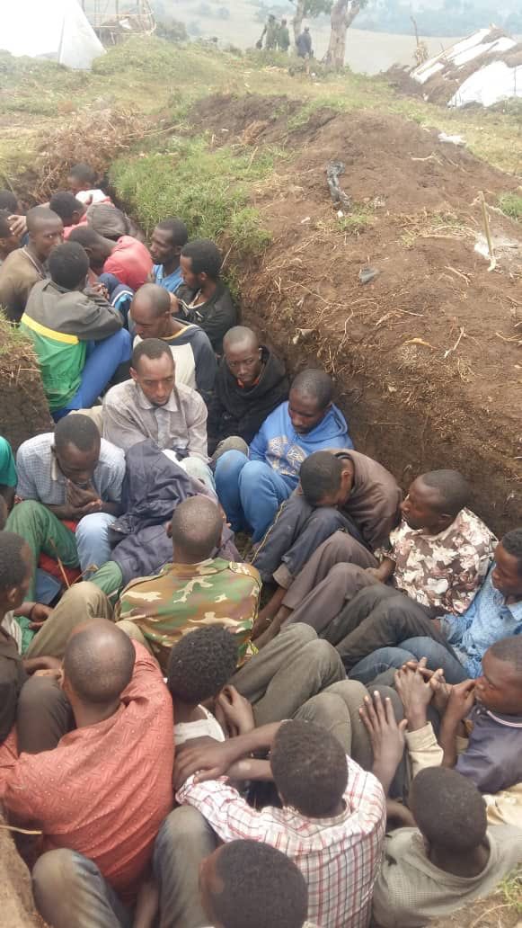 MahoroMpa's tweet photo. Le 03/01/22 le colonel Kalenga (FARDC) a tué le bétail des Banyamulenge vivant à Kavumu &amp; kuwumugeti (Bijombo). Il a persécuté (dénudé) 2 pasteurs +notable au vu des enfants. Ce bataillon avait emprisonné les Banyamulenge dans des tranchées en 2021.@UEenRDC https://t.co/7Bo1M2oJlX