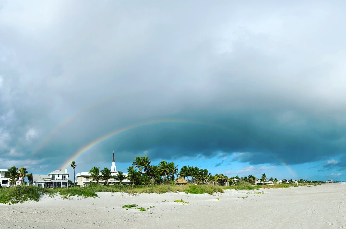 Rainbow alert! 🌈🌈 🚨🚨

This woman shouted to my fiancé and me across the beach just to tell us about these rainbows that were behind us, and we need more people like that in the world. 

#rainbow #rainbowalert #whatisawtoday #project365