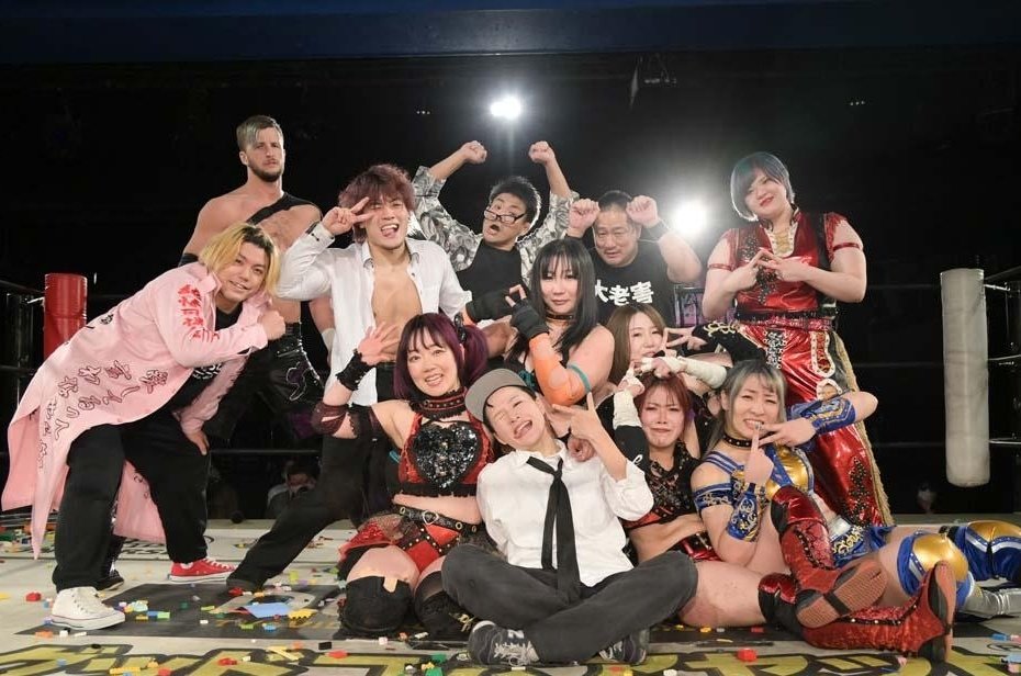 MatsumotoMiyako's tweet photo. 最高に格好いい５人‼️
だが高木大社長だけはマジで渡さん💢

ミヤココースターで全身強打→又前歯折れかけた😭
けど幸‼️

2週間前告知&amp;超興行戦争の中
過去最多のお客様😭
まおちゃん本物も来てくれた

崖女ももっと仲間を増やしたい‼️
皆の2022最高の年になる✨
#gkpw2022 　
#ddtpro
#プロミネンス https://t.co/XHd8ZjA3Qp