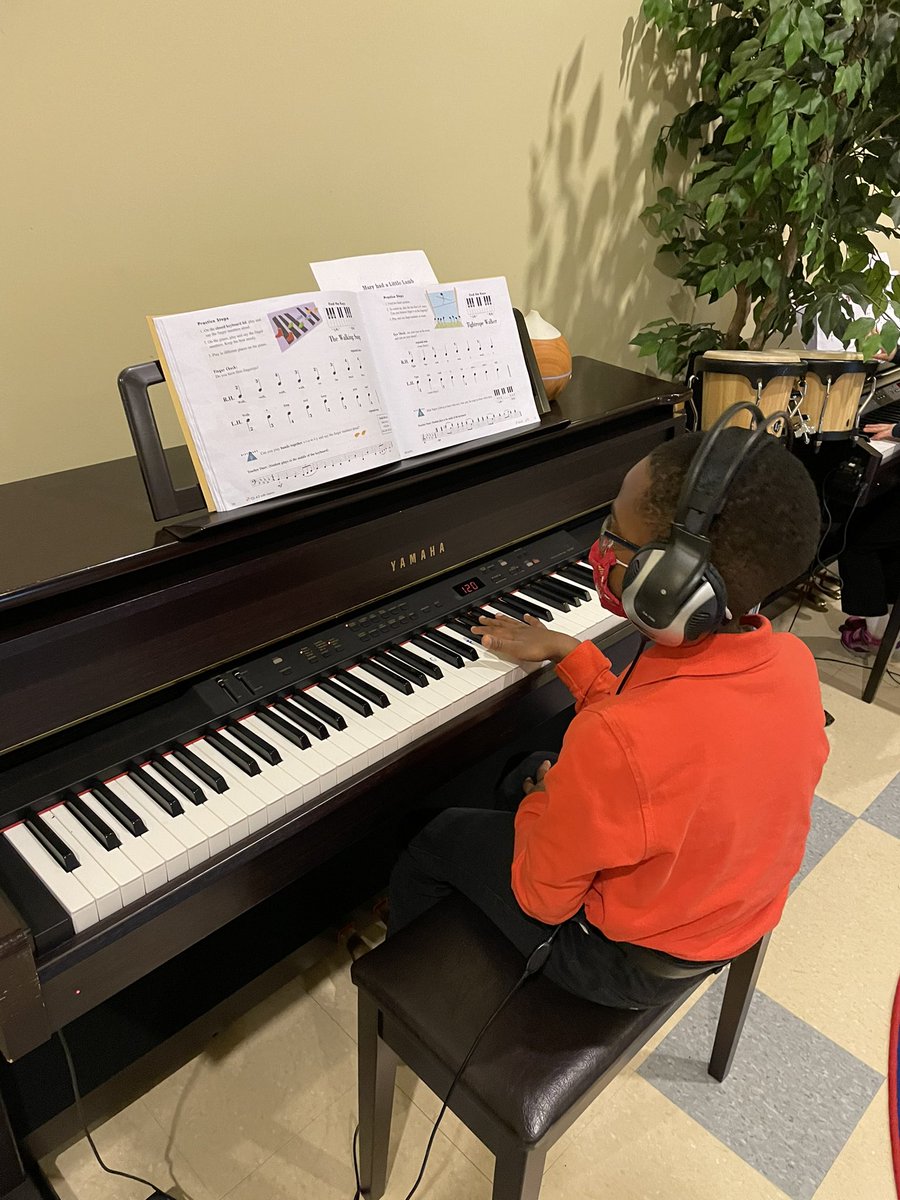 pierce_mr's tweet photo. Happy New Year!  We are reviewing our piano work today in 3rd grade!!  @miltonhershey @MhsVpa @MHPrincipals https://t.co/PTT7kurY6z