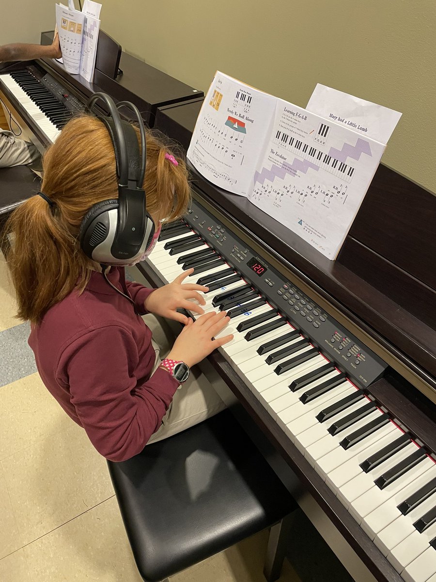 pierce_mr's tweet photo. Happy New Year!  We are reviewing our piano work today in 3rd grade!!  @miltonhershey @MhsVpa @MHPrincipals https://t.co/PTT7kurY6z