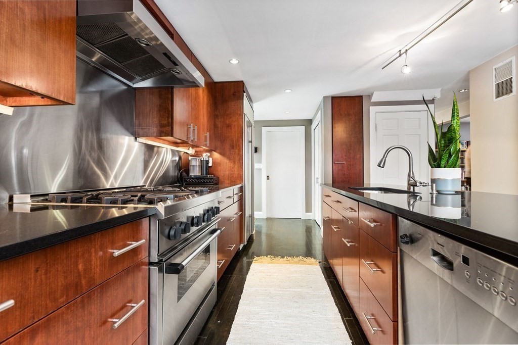 Bos_Real_Estate's tweet photo. Quincy, MA.
3 bed 2.5 Bath
2 Fireplaces 1 Fire pit
1700 Sq. Ft.
$799,000.00
Sophisticated &amp; Warm Quincy home. https://t.co/QPLHHpi6pS