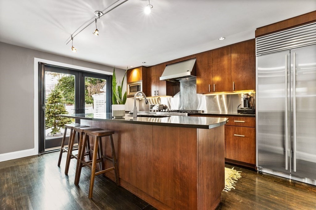 Bos_Real_Estate's tweet photo. Quincy, MA.
3 bed 2.5 Bath
2 Fireplaces 1 Fire pit
1700 Sq. Ft.
$799,000.00
Sophisticated &amp; Warm Quincy home. https://t.co/QPLHHpi6pS