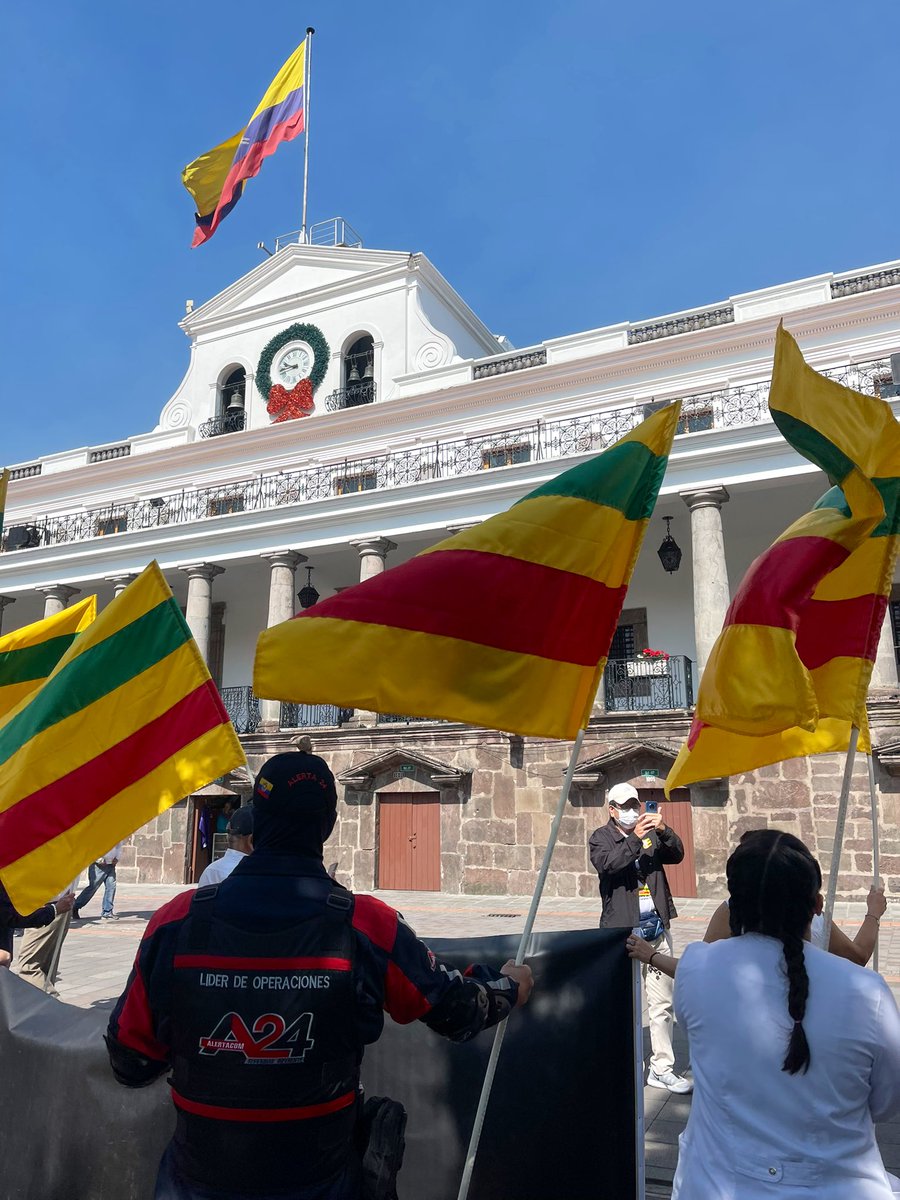 danielahidalgom's tweet photo. Zarumeños residentes en #Quito realizan un plantón en los exteriores del Palacio de Carondelet, para solicitar al Presidente @LassoGuillermo, NO más minería legal e ilegal en el casco urbano de #Zaruma y un proceso de remediación integral. #ZarumaSeDefiende https://t.co/HRwsjyrxSp