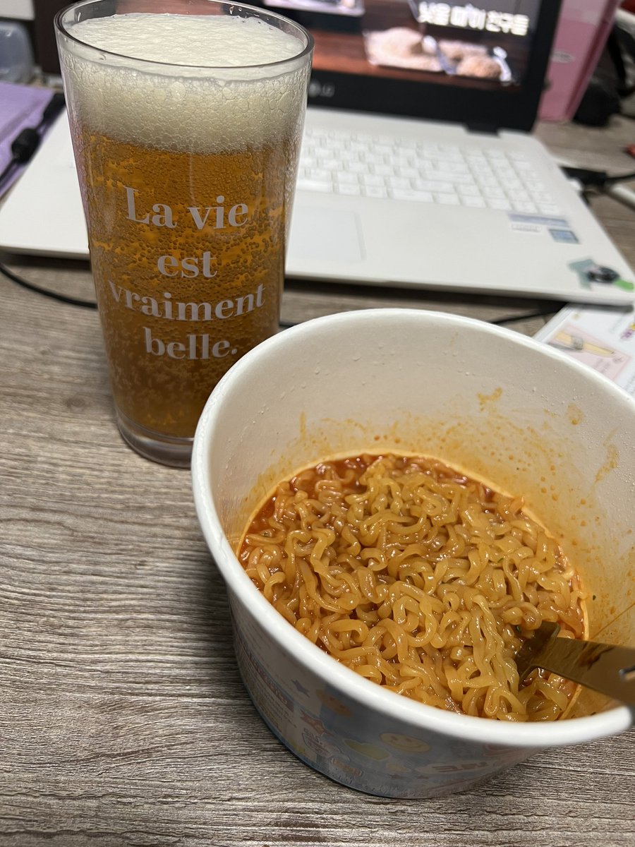 eroom_ramen's tweet photo. 삼양 뽀끼뽀끼 크림라뽀끼 

소스 냄새만 맡으면 양념치킨 냄새가 나는데 묘하게 불닭 시리즈의 맛이 남... 분말 스프가 까르보 불닭 분말스프같은 냄새가 나는거보니 분말때문에 비슷하게 느껴지는 듯 크림 라볶이 맛은 전혀 아닌데 크림까르보불닭맛에 떡볶이 소스가 추가된 듯한 느낌 적당히 맛있음 https://t.co/2xo2mvfPlD