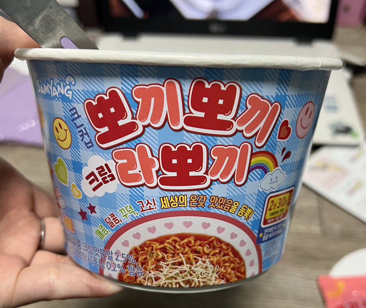 eroom_ramen's tweet photo. 삼양 뽀끼뽀끼 크림라뽀끼 

소스 냄새만 맡으면 양념치킨 냄새가 나는데 묘하게 불닭 시리즈의 맛이 남... 분말 스프가 까르보 불닭 분말스프같은 냄새가 나는거보니 분말때문에 비슷하게 느껴지는 듯 크림 라볶이 맛은 전혀 아닌데 크림까르보불닭맛에 떡볶이 소스가 추가된 듯한 느낌 적당히 맛있음 https://t.co/2xo2mvfPlD