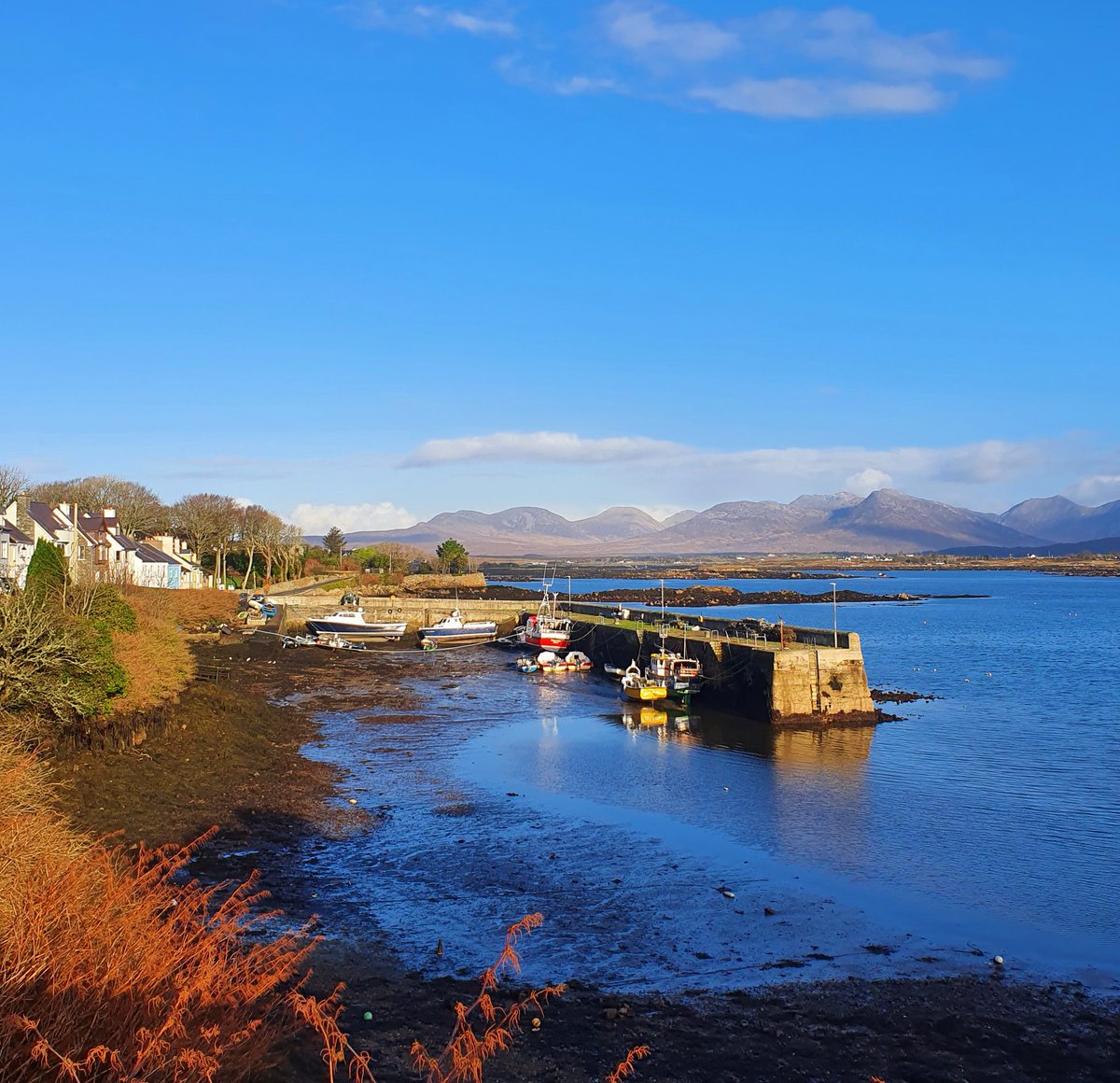 Aoifedowdartist's tweet image. Cloch na Rón inniu💛 #Roundstone #Sunnybutcold ❄☀️