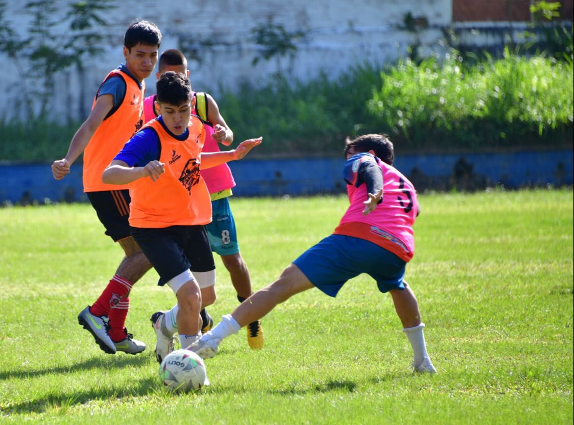 indersantander's tweet photo. ¡Continúan las emociones del @RealityFutbolSa!

Los 100 jóvenes clasificados a la segunda fase buscan quedarse con dos cupos para ser parte del #EquipoDelAlma e igual numero de becas de las @Unidades_UTS.

¡Aquí lo que hay es talento santandereano mano! https://t.co/C09NKIE4LS