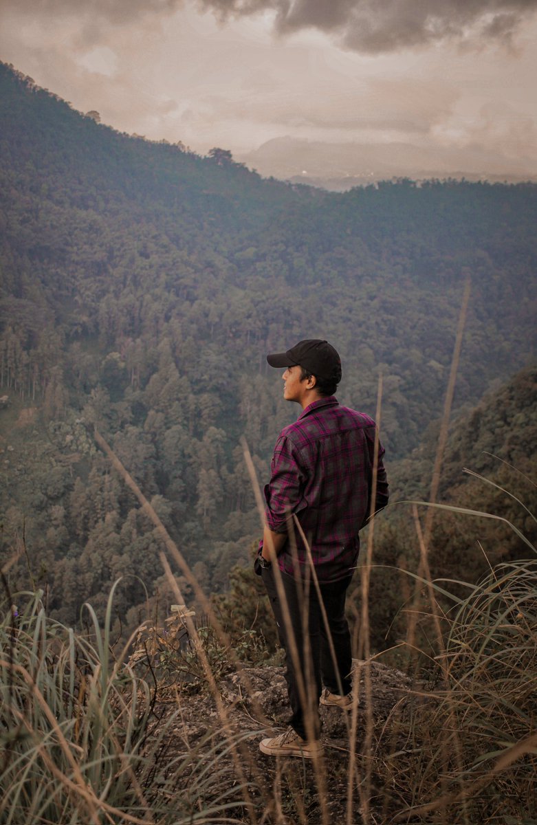 larut_pagi's tweet photo. Mulut adalah penipu terbaik, sedangkan hati adalah pembohongan yg paling buruk, dan kau adalah pelupa yang naif. https://t.co/ZGYBKx81sx