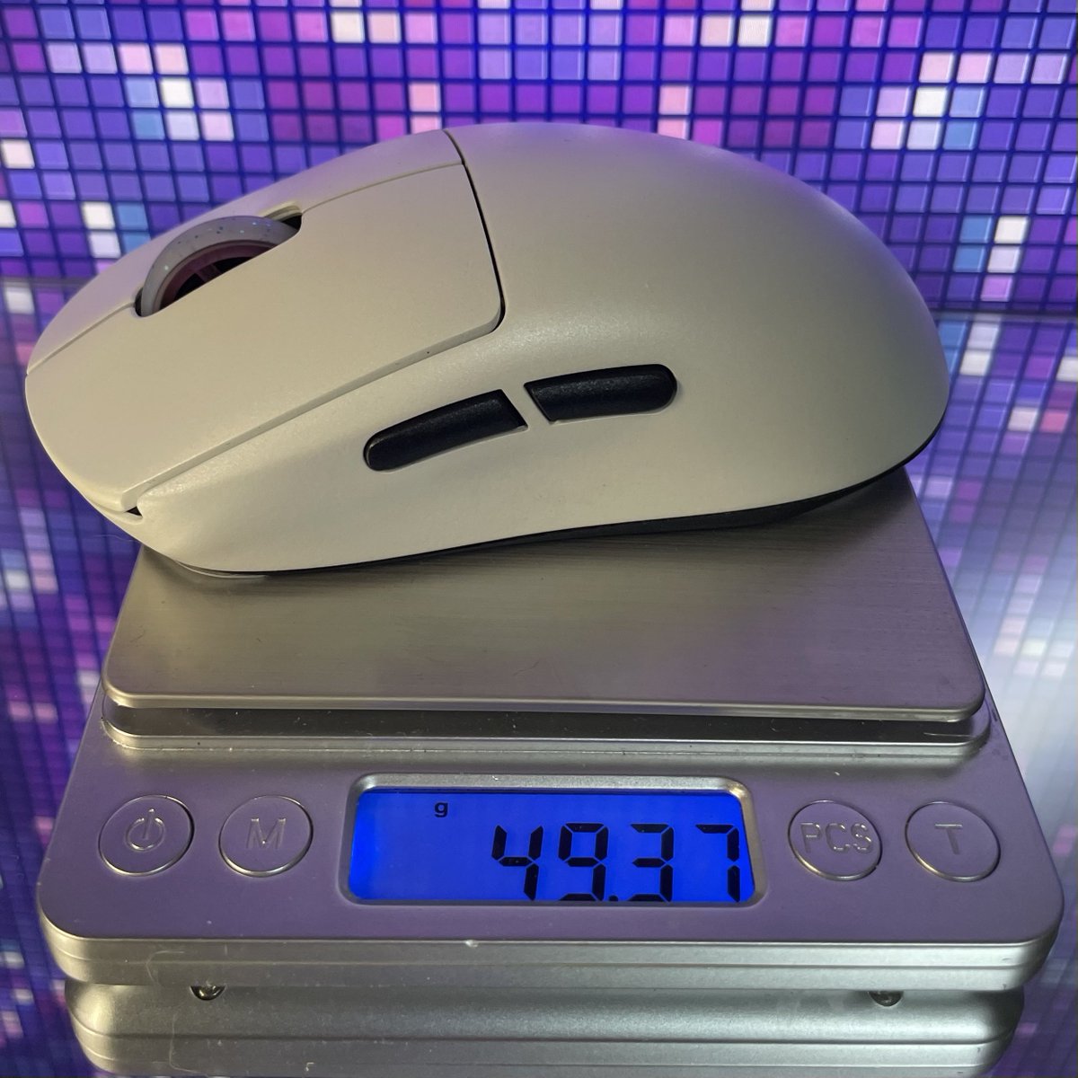 Logitech G PRO ULTRALIGHT 49g
° Farbe Diamond White 
° Seite Matt Schwarz + Base
° Ultralight Base GPX3 + Akku 20-25h
° M1 Kailh 8.0  (no pre-trevel)
° M2 Kailh 8.0  (no pre-trevel)
° Kailh Maus Rad Encoder 
° M4 + M5 no pre-trevel 
° Skates Esport Tiger Skates