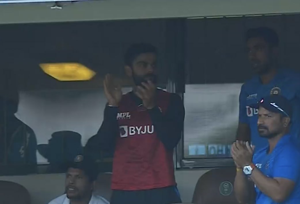 india_fantasy's tweet photo. Virat Kohli was immediately up and clapping after Pujara edged the final ball for 4 🤣 https://t.co/zFdljOx9yk