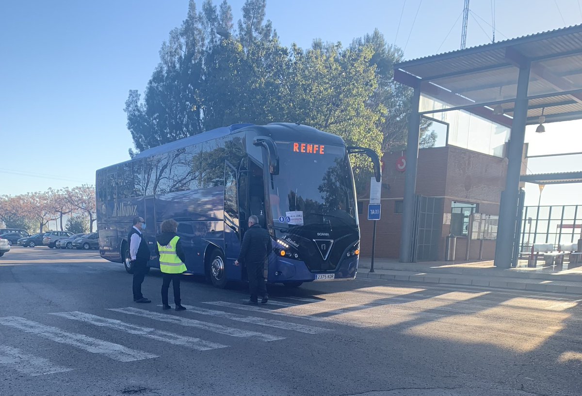 <a href="/InmaLardVerd/">Inma Lardín Verdú</a> <a href="/populares/">life</a> <a href="/borrego_corte/">Isabel Borrego Cortés</a> <a href="/PPRMurcia/">PP Región de Murcia</a> <a href="/ViolanteTomas/">Violante Tomás</a> <a href="/PPAlhama/">PP Alhama De Murcia</a> @gppmur Y los que dan servicio van vacíos, querida <a href="/InmaLardVerd/">Inma Lardín Verdú</a>, como éste de esta mañana en Alhama. Tardan mucho más que el tren, son más caros y no son accesibles. Esto es cargarse un transporte sostenible en beneficio del coche particular, lo que sólo trae más atascos y contaminación