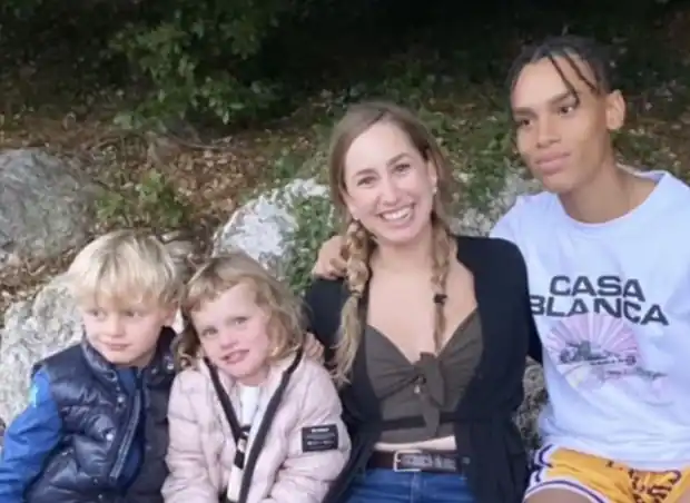 GoesMonaco's tweet photo. Cette photo de ses quatre enfants réunis fait réagir

Jazmin Grace Grimaldi, fille illégitime de 29 ans née de l'union du prince avec Tamara Jean Rotolo, a proposé un montage photo retraçant son année 2021 sur Instagram. https://t.co/qZZQQMrWiV