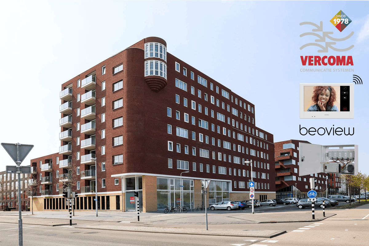 69 app. iPlusBUS. Gevels met het expressionisme van de Adams School architectuur als inspiratie. #iPlusBUS deurcommunicatie met 7” touchscreen monitoren BEOVIEW7 Lite-S. Het allerdunste paneel BEOKEY-C siert de gevel. Supersnel installeren met kant-en-klare randapparatuur kasten.